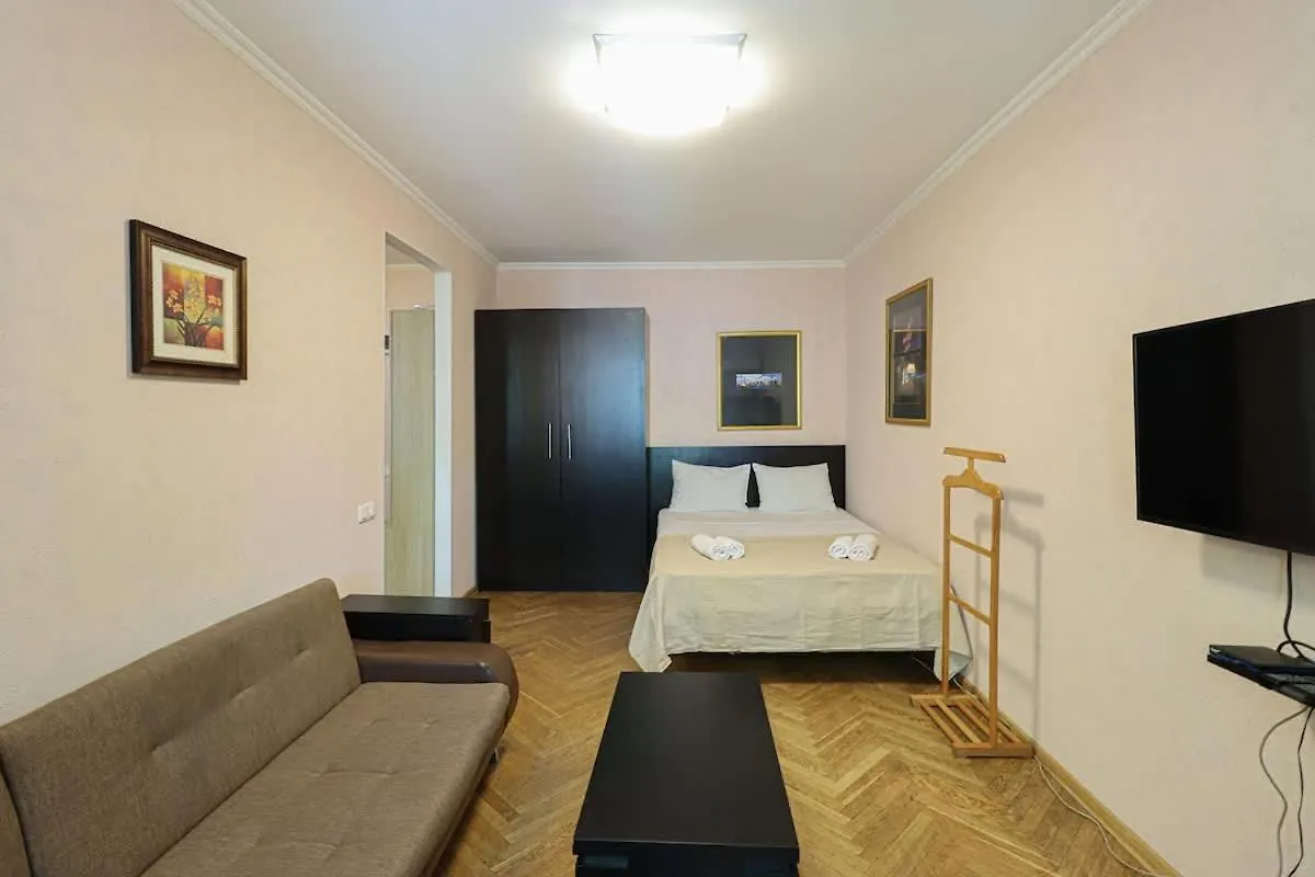 Cozy Apt Near Vake Park - By Wehost Tbilisi Lägenhet
